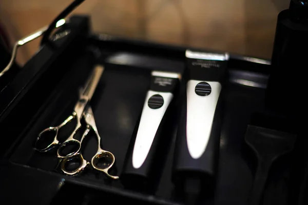 Herramientas para cortes de pelo. máquina cortadora y afeitadora, tijeras, secador de pelo, spray. salón de belleza — Foto de Stock