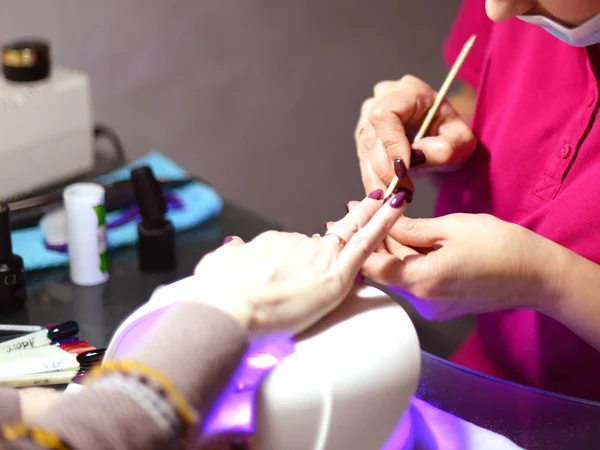 Manicure w salonie. Powłoka Żel lakier fotografii zbliżenie. — Zdjęcie stockowe