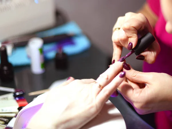 Manicure in the salon. Coating gel varnish photography close-up. — Stock Photo, Image