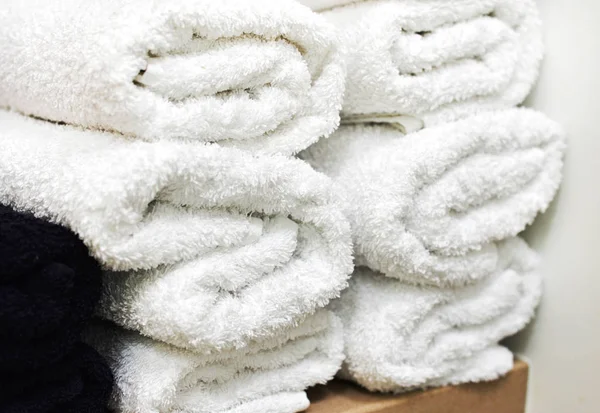 Zwoje walcowane ręczniki są ułożone. Kompleks spa. Kosmetologia. — Zdjęcie stockowe