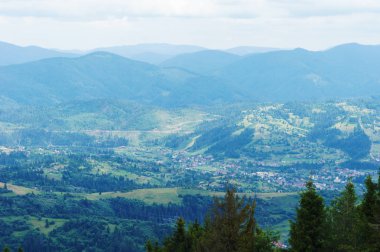 Karpatlar, Ukrayna. Blue Dağları yatay mesafe. Fotoğraf dağ manzarası