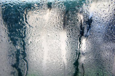 Yaz yağmuru camına