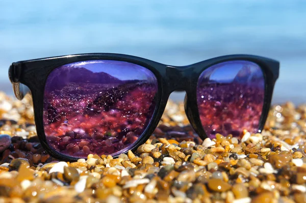 Solglasögon på stranden — Stockfoto