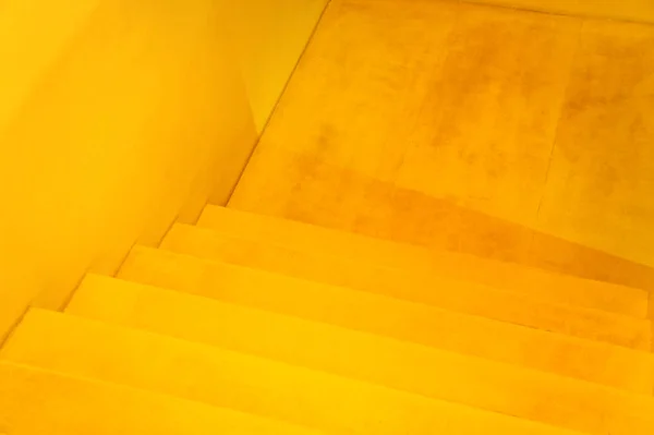 Sárga lépcsőház, sárga lépcsők — Stock Fotó