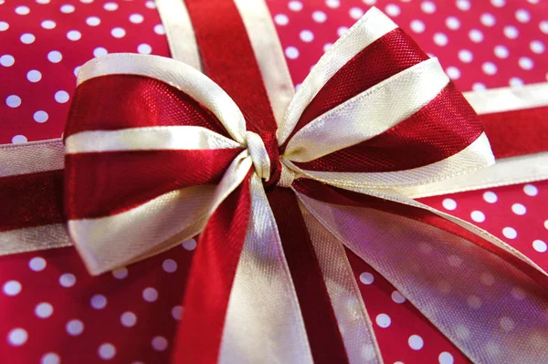 Red gift bow close-up. holiday gift close-up. white polka dots — Stock Photo, Image