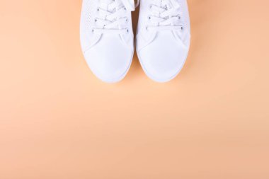 Renkli arka planda beyaz ayakkabılar. Boşluğu kopyala.