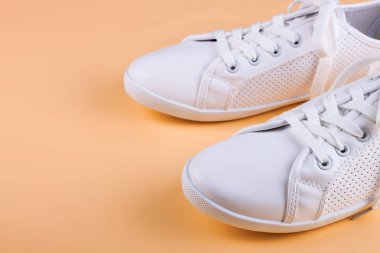 Renkli arka planda beyaz ayakkabılar. Boşluğu kopyala.