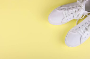 Renkli arka planda beyaz ayakkabılar. Boşluğu kopyala.