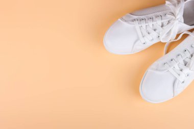 Renkli arka planda beyaz ayakkabılar. Boşluğu kopyala.