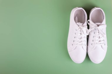 Renkli arka planda beyaz ayakkabılar. Boşluğu kopyala.