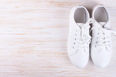 Renkli arka planda beyaz ayakkabılar. Boşluğu kopyala.