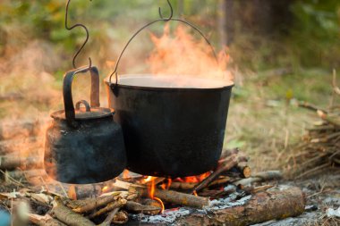 kamp ateşi üzerinde Turist pot