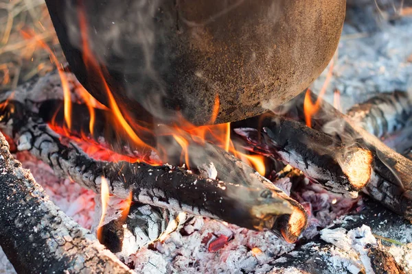 Hořící dřevěné uhlíky zavírat fotografii — Stock fotografie
