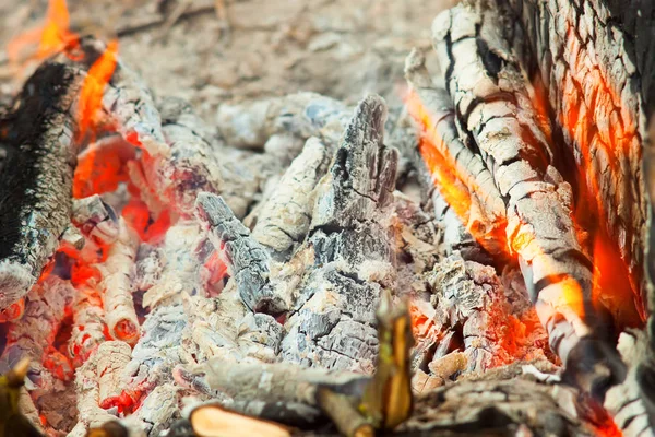 Gros Plan Sur Les Braises De Texture. Braises Après Un Incendie