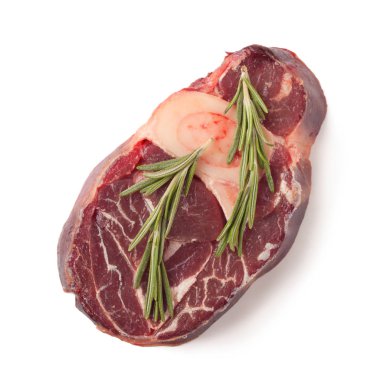 Beyaz arka planda çiğ biftek.