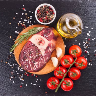 et biftek ve siyah arka plan üzerinde pişirme malzemeleri