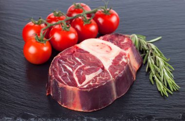 Pişirme malzemeleri. Kemikli taze çiğ et liye.