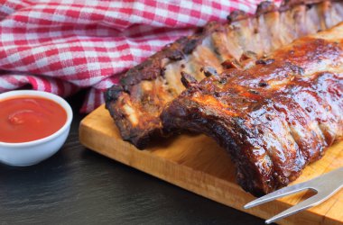 bir kesme tahtası üzerinde ızgara domuz kaburga