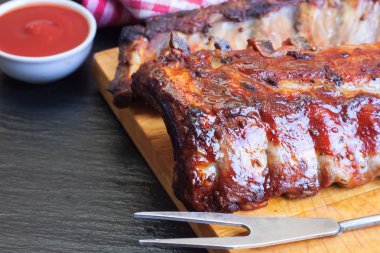 bir kesme tahtası üzerinde ızgara domuz kaburga