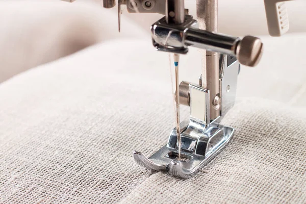 Крупный план современной швейной машинки — стоковое фото