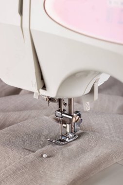 Modern dikiş makinesi ve giysi parçası.