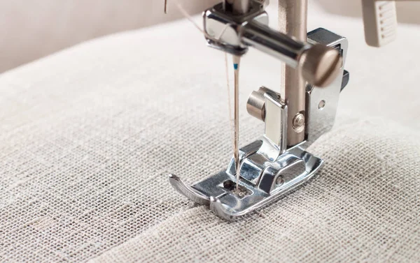 Крупный план современной швейной машинки — стоковое фото