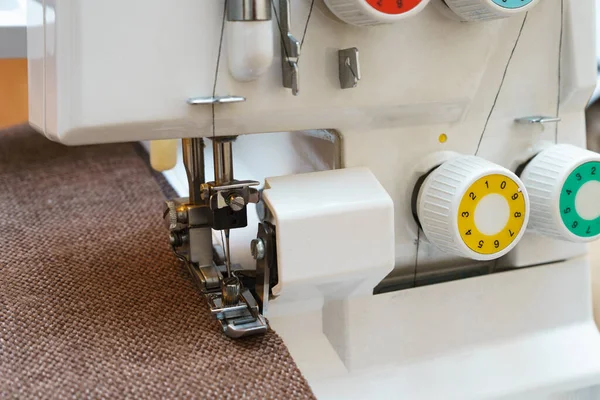 Overlock Nähmaschine in Arbeit. Professionelle Ausstattung — Stockfoto