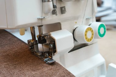 Dikiş makinesi devrede. Profesyonel ekipman.