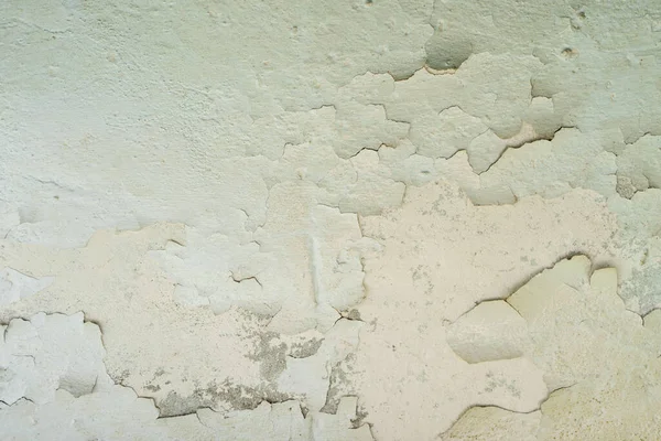 Abstrakt bakgrund, gamla spruckna vita plåster vägg, färg fläckar och sprickor. — Stockfoto