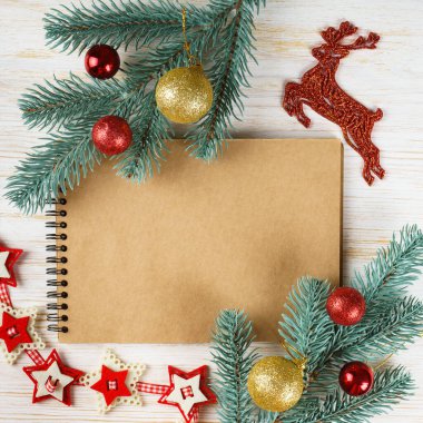 Noel süslemeli boş bir defter. en üstteki görünüm.