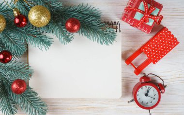 Noel süslemeli boş bir defter. en üstteki görünüm.