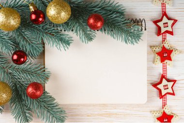 Noel süslemeli boş bir defter. en üstteki görünüm.