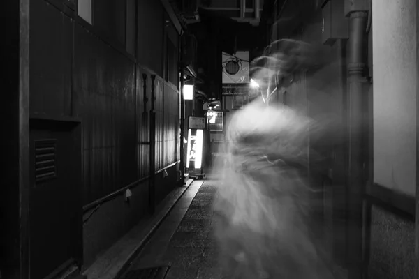 Gece, siyah ve beyaz resim, ışıklar, Kyoto, dar sokaklarında kısacık şekil