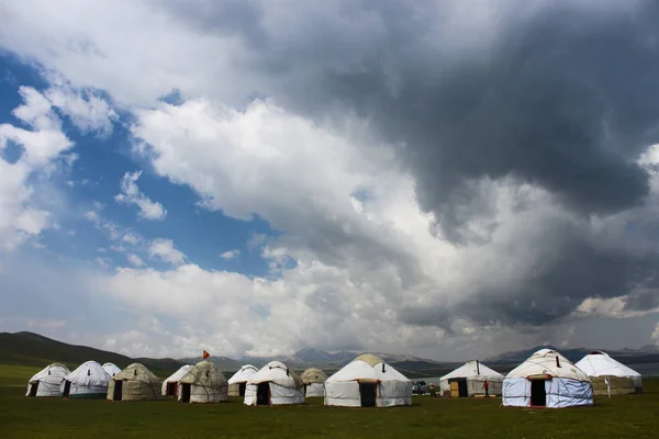 Yurts edilişi, bulutlu bir mavi gökyüzü karşı şarkı Kol göl alanı içinde