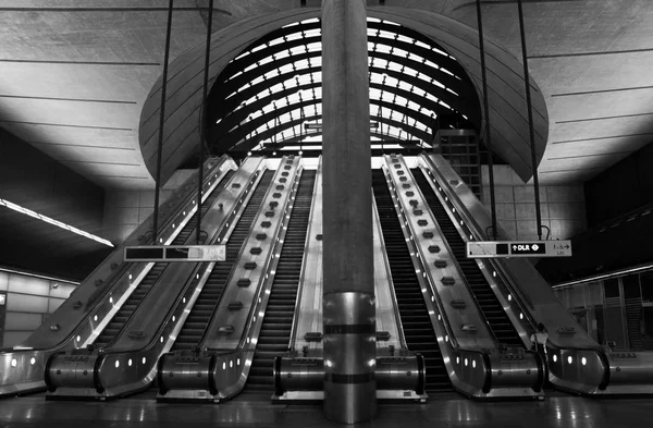 Scala Mobile Che Esce Dalla Metropolitana Londra Paesaggio Urbano Mattino — Foto Stock