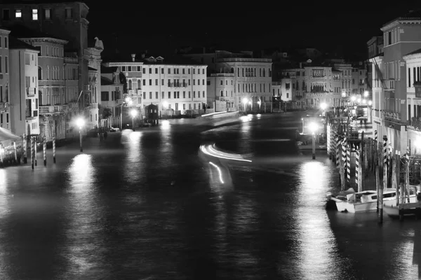 Venedik tek renkli görünüm gece, Canal grande ile ışık ve buradan geçen tekneler