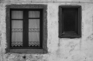 Windows, Orta Italya'nin, kırsal ev tek renkli görünüm