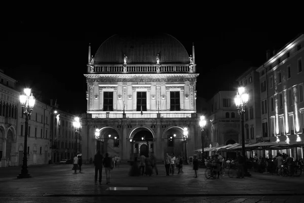 Tek renkli Piazza della Loggia, Brescia Kuzey İtalya, geceleri görünümünü.