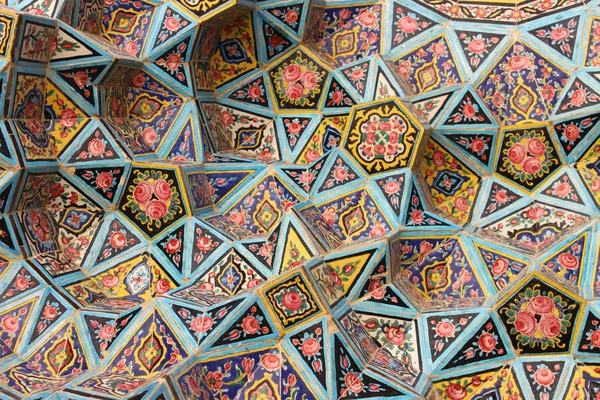 Şiraz, İran'ın pembe cami tavanda bir parça detay