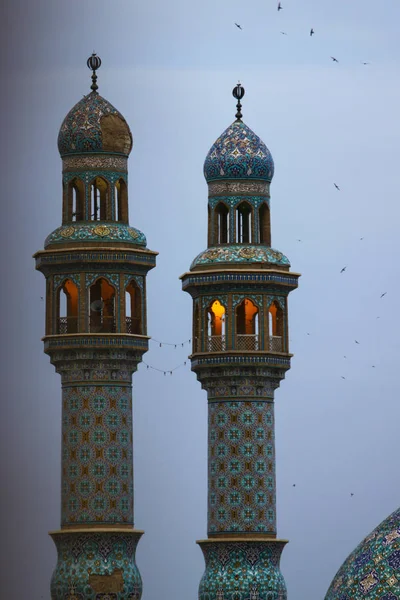 Iran, twilight: Qom kutsal sitesinde minare birkaç. Güzel mavi ve yeşil renk Mayolikası döşemeleri.
