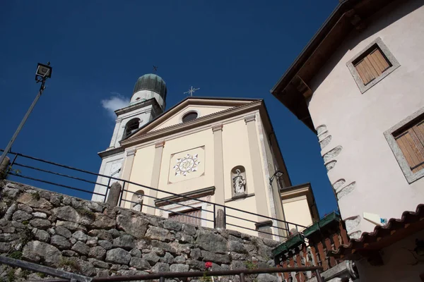 Tipik bir Kuzey kilise, perspektif aşağıdan, berrak mavi gökyüzünün İtalya görünümünü