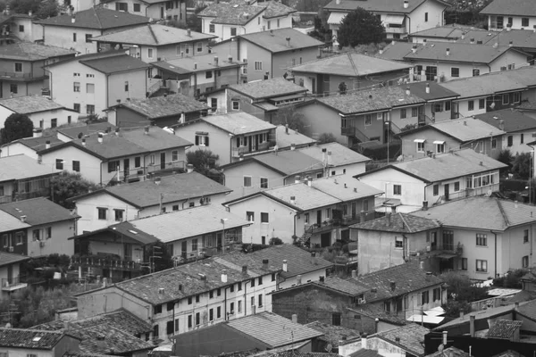 Bir köyün Kuzey İtalya, orta sınıf tarzı binanın doğusunda tek renkli görünüm