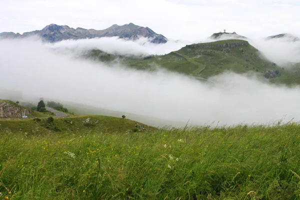 Kuzey İtalya, Verona bir sis Lessinia Plato Panoraması. Prealpi Venete içinde belgili tanımlık geçmiş. Bahar.