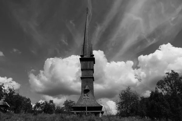 Güzel ahşap eski kilisede Maramures, Surdesti Romanya bulutlu gökyüzü karşı. Tek renkli.