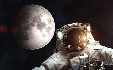 Astronot aya arka plan üzerinde. Güneş ve Dünya Uzay giysisi kask yansıması. Görüntü unsurları Nasa tarafından döşenmiştir
