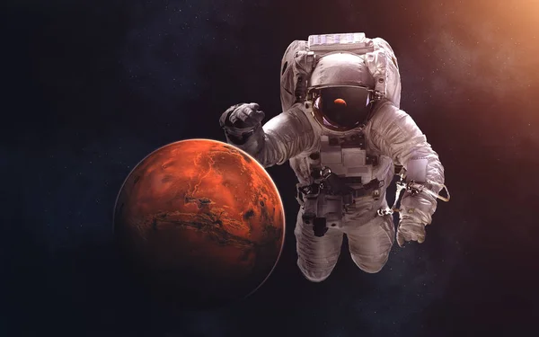 Mars i olbrzym astronauta — Zdjęcie stockowe