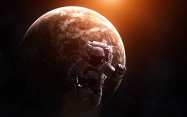 Astronot bir exoplanet sıcak ışık arka plan üzerinde. Görüntü unsurları Nasa tarafından döşenmiştir