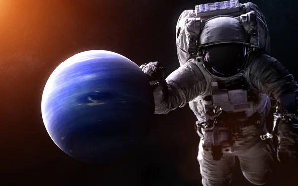 Nettuno su sfondo sfocato con un astronauta gigante. Elementi dell'immagine sono forniti dalla NASA — Foto Stock