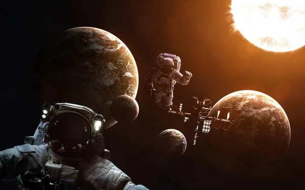 Två astronauter och rymdstationen på bakgrund av exoplaneter och röd jättestjärna. Abstrakta science fiction. Element i bilden är inredda av Nasa — Stockfoto
