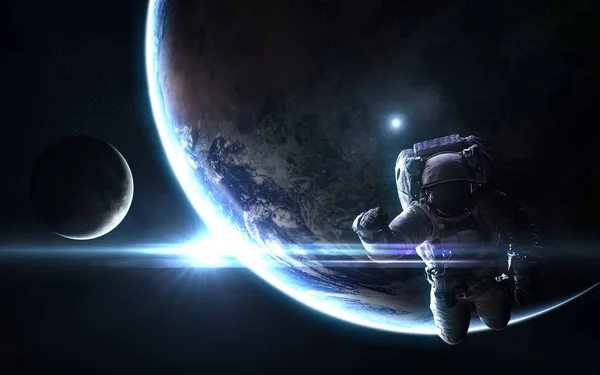 Астронавт, планета Земля и Луна в ярко-голубых лучах Солнца. Абстрактная научная фантастика. Элементы изображения предоставлены НАСА — стоковое фото